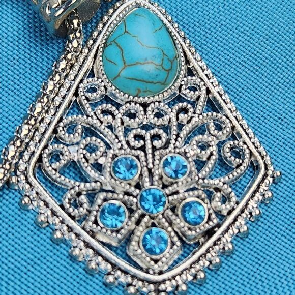 🔺️Silver Tone & Turquoise Pendant Necklace - Picture 9 of 10